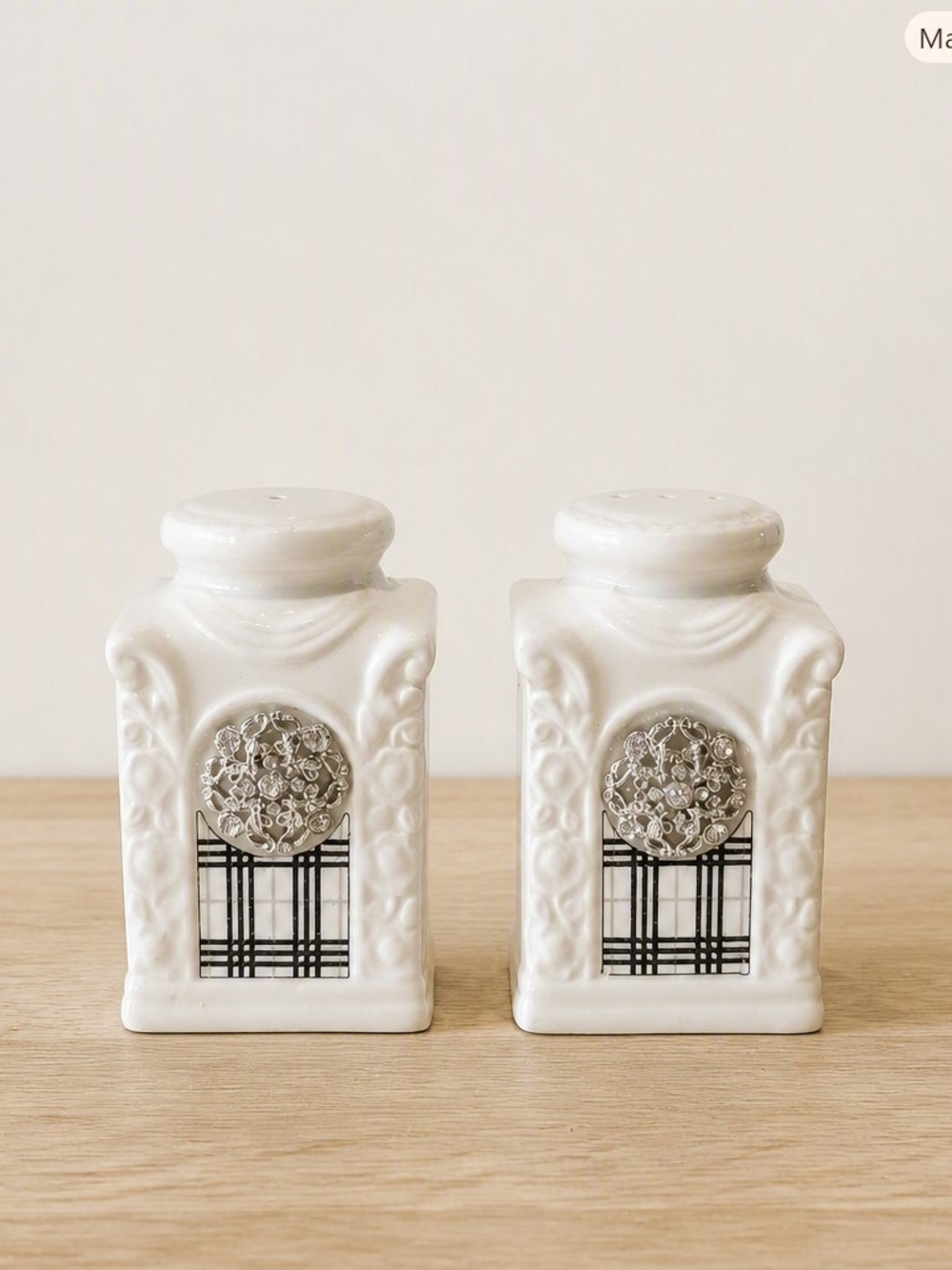NIVISI Classic Elegance Ceramic Salt and Pepper Shakers Set Crystal Medallion